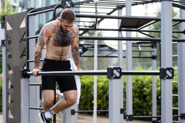 Sokakta egzersiz yapan yakışıklı adam..