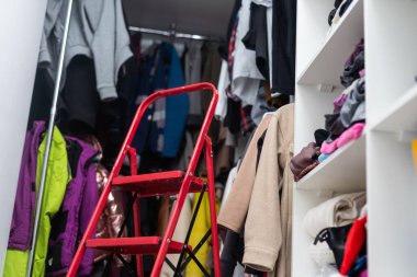 Gardıropta kıyafet düzenlemek, taşınmak..