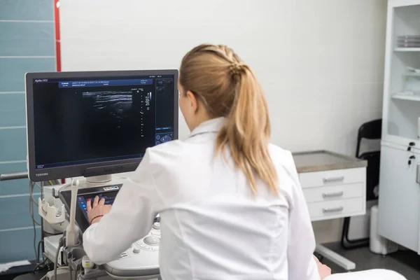 医生用超声波扫描机检查妇女甲状腺 — 图库照片