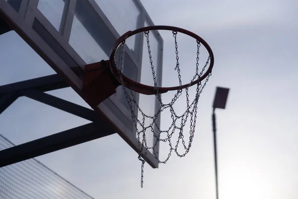 Koszykówka Obręcz Błękitne Niebo — Zdjęcie stockowe