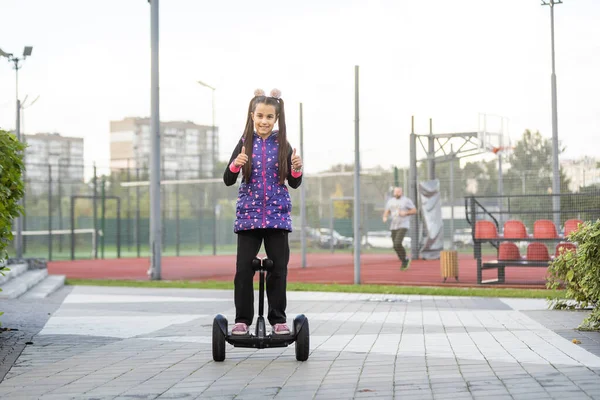 Uma Menina Montando Uma Scooter Elétrica Transporte Ecológico Pessoal Scooter — Fotografia de Stock