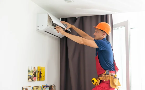 Techniker Repariert Klimaanlage Der Wand — Stockfoto