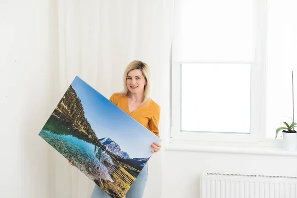 Woman Hanging Photo Canvas Wall — Foto Stock