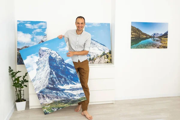 Modern Home Interior Domestic Decor Man Holding Photo Canvas — Foto Stock