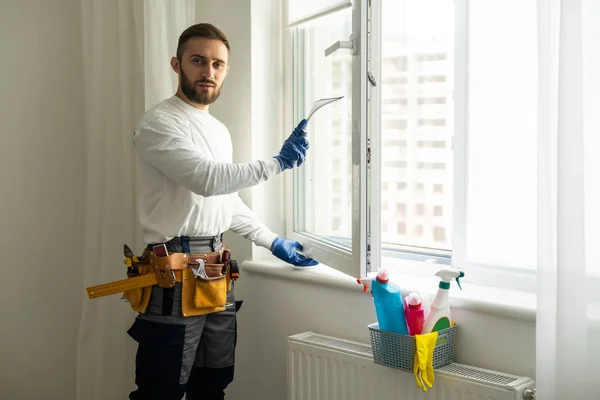 Professionell Rengöring Tvättar Man Fönster — Stockfoto