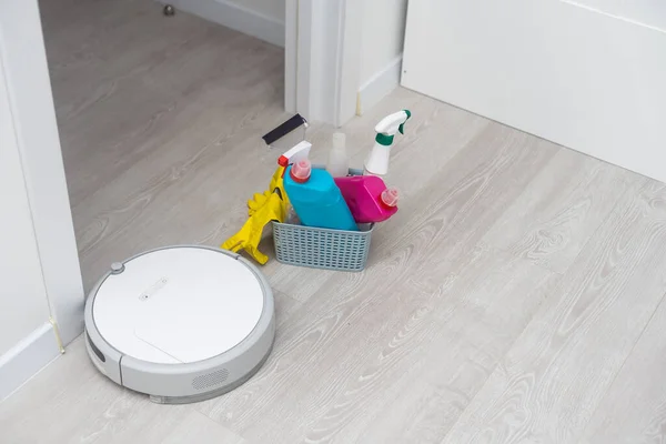 Foto Van Een Automatische Intelligente Robotstofzuiger Kleurrijk Reinigingsmiddel Vloer — Stockfoto