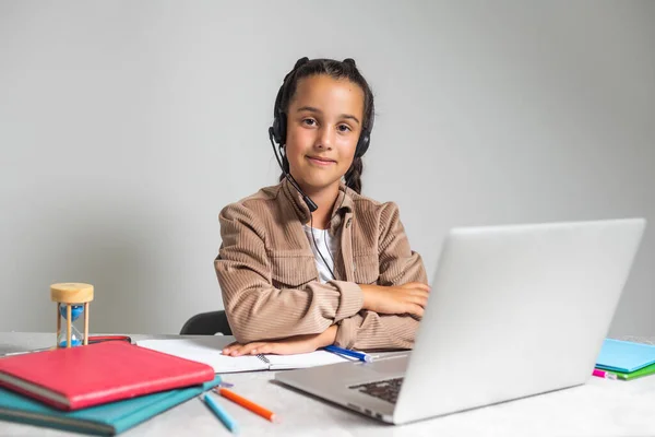 Learning Geschokt Klein Schoolmeisje Zoek Naar Laptop Dragen Van Een — Stockfoto