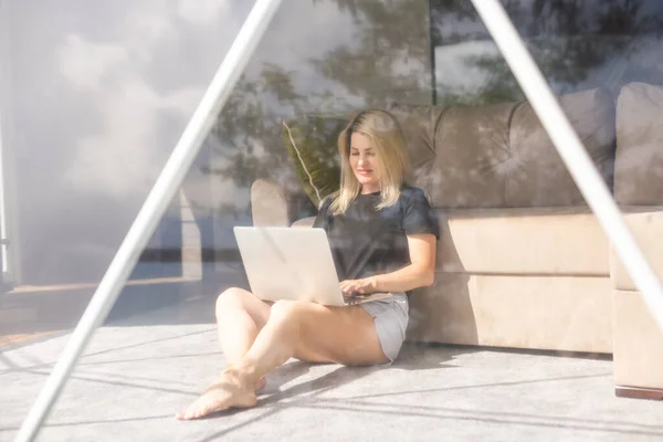 Glückliche Junge Frau Chattet Online Mit Dem Laptop Kuppelzelt Glamping — Stockfoto