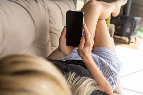 Strzał Pięknej Kobiety Pomocą Smartfona Podczas Relaksu Domu — Zdjęcie stockowe