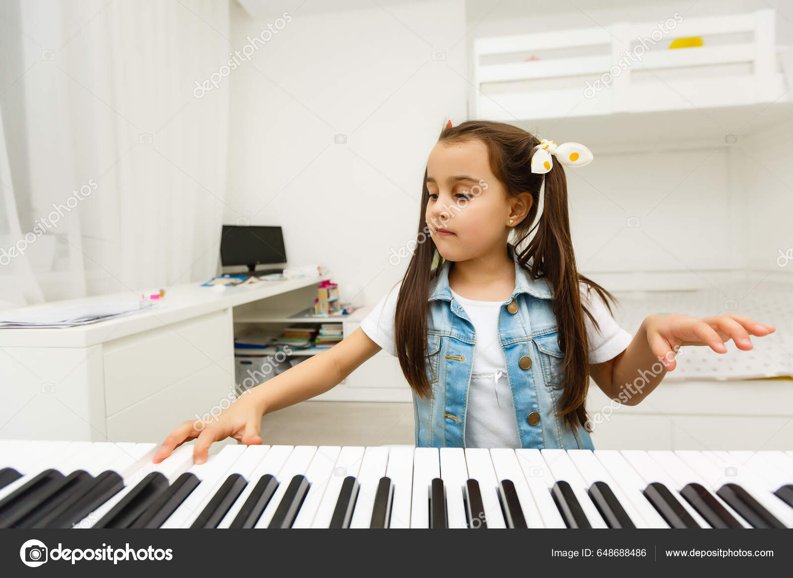 Linda garota asiática aprendendo música de piano online com