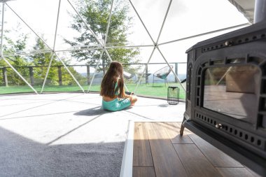tablet içinde oynayan kız.