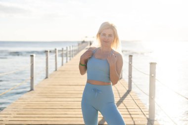 Güneş doğarken sahil üzerinde eğitim genç güzel sportif kız