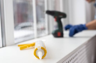 Eldiven işçisi plastik kapıyı ayarlar..