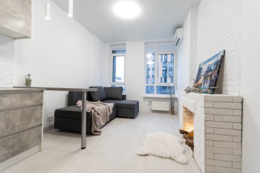 Parlak oturma odasının içinde şömine var..