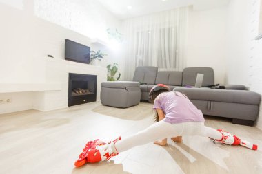 Beyaz arka plan üzerinde izole rollerskates üzerinde gülümseyen genç kız