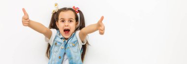 Sevimli kız beyaz izole harika vakit geçiriyor