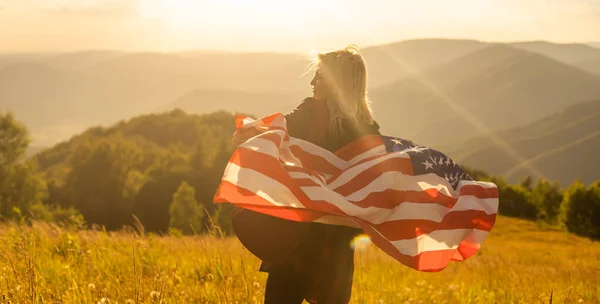 국기를 정상에 여성은 가을의 언덕을 즐긴다 기념일 을축하 — 스톡 사진