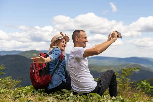 Couple Travelers Man Woman Sitting Relaxing Mountains View Love Travel — Stock Photo, Image