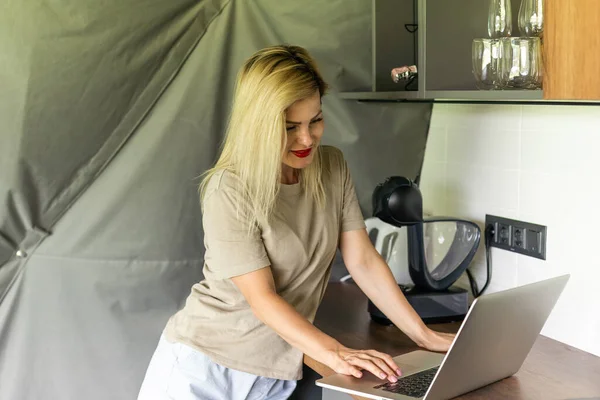 Retrato Uma Mulher Alegre Casa Com Laptop Uma Xícara Café — Fotografia de Stock