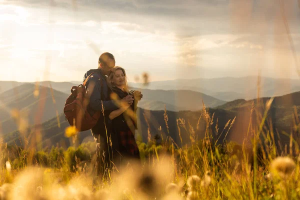 Homem Mulher Abraçando Topo Montanha Caminhada Outono Com Mochilas — Fotografia de Stock