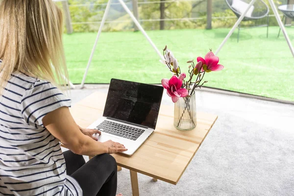Kobieta Średnim Wieku Korzysta Laptopa Odpoczynku Spędzać Czas Domu Glamping — Zdjęcie stockowe