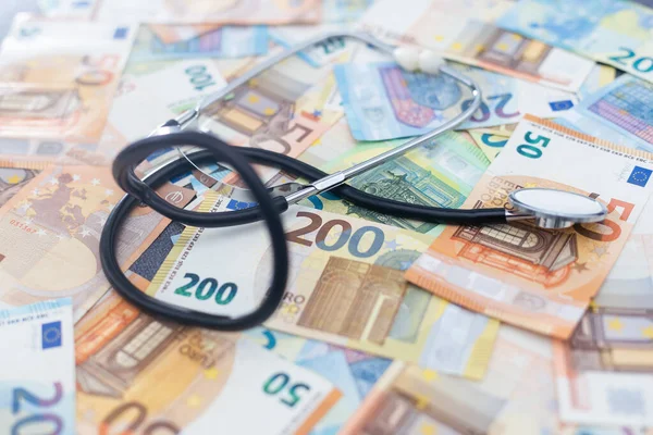 欧洲货币生病的概念 在欧元纸币上的听诊器 — 图库照片