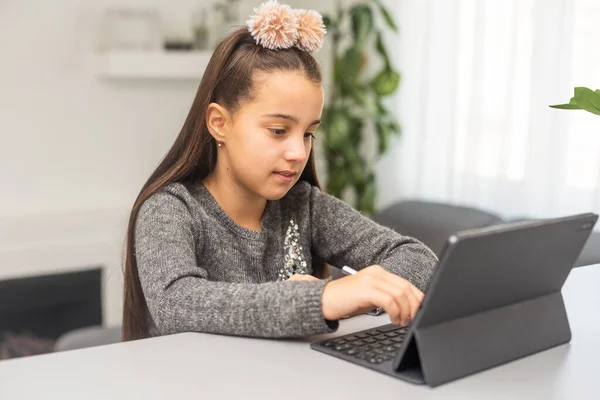 Liseli Kız Öğrenci Dijital Tablet Kullanıyor Masaya Bakıyor Çevrimiçi Eğitim — Stok fotoğraf