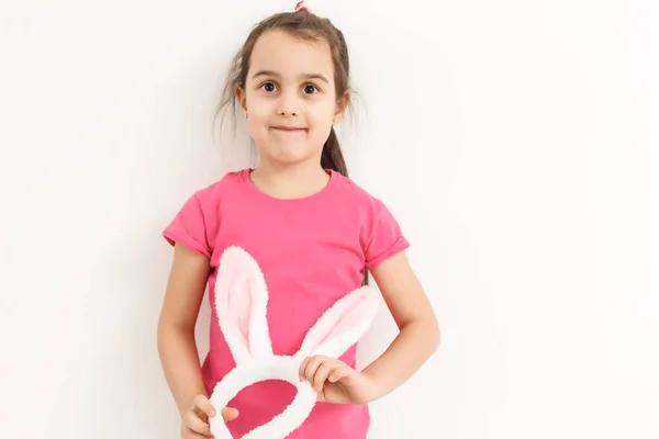Happy Χαμένο Δόντι Μικρό Κορίτσι Φορώντας Αστεία Λαγουδάκι Αυτιά — Φωτογραφία Αρχείου