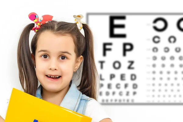 コンセプト ビジョン テスト 眼科医の子供の女の子は — ストック写真