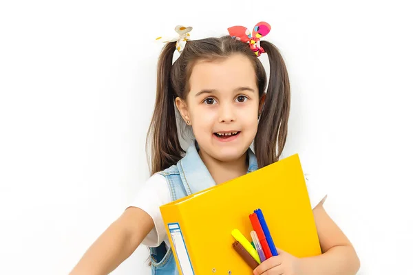 白い背景上に分離されてカバン バックパックと教育と学校のコンセプトに戻って笑みを浮かべて本を運ぶ幸せの甘い小さな学校の女の子 — ストック写真