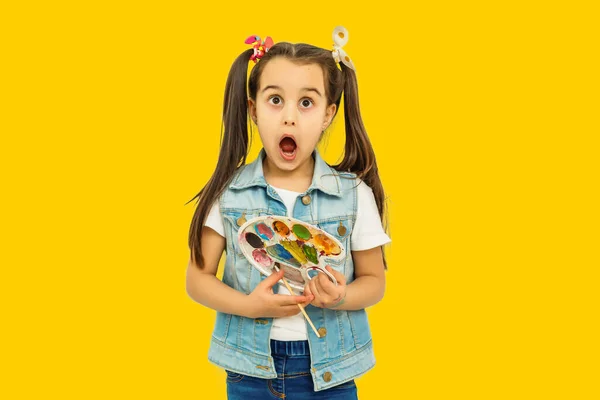 Αστείο Κορίτσι Παιδί Στο Χρωματιστό Κίτρινο Φόντο — Φωτογραφία Αρχείου