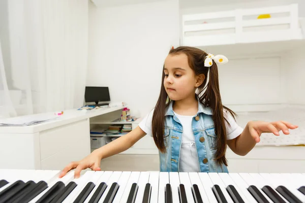 Girl Long Hair Practicing Piano — Stock Photo, Image