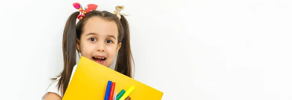 Retrato Niña Escolar Sonriente Con Mochila Libros Aislados Sobre Fondo —  Fotos de Stock
