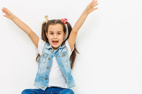 Glückliches Kleines Mädchen Mit Erhobenen Händen Auf Weißem Hintergrund — Stockfoto