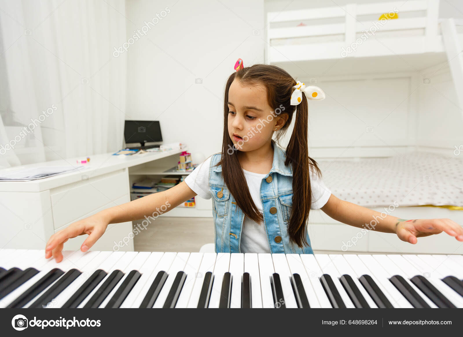 Jolie Petite Fille Joue Piano Synthétiseur Entraînement L'éducation L'école  Entraînement image libre de droit par sinenkiy © #648698264