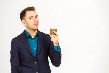 Gri arka plan boşluk üzerinde izole taze acı kahve aroması kokan şık yakışıklı memnun keyifli ciddi çekici rüya gibi zengin zarif şık bir adam portresi