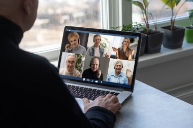 Evden Çalışan Adam Bilgisayarda Çevrimiçi Grup Videosu Konferansı Var