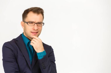 Gri arkaplan üzerinde düşünen adam