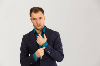 Beyaz arka planda iyi görünümlü orta yaşlı bir işadamı..