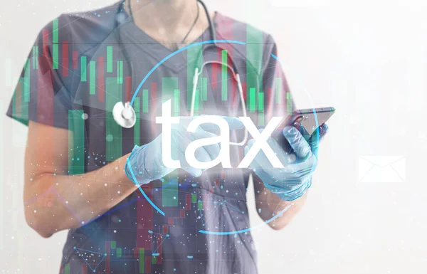 博士使用创新的虚拟触摸屏按下了互联网面板医学的税收按钮保健网络 — 图库照片