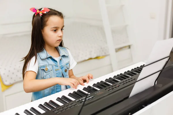 Happy Small Girl Piano Keyboard — Stock Photo, Image