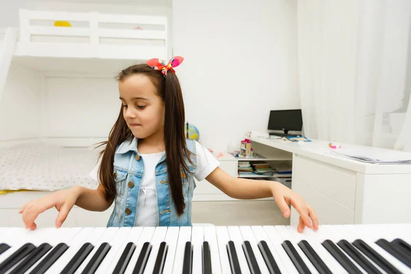 Cute Little Girl Plays Piano Synthesizer Training Education School Aesthetic — Stock Photo, Image
