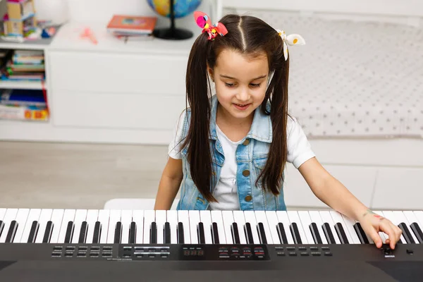 Petite Fille Jouant Piano Dans Salon Maison — Photo