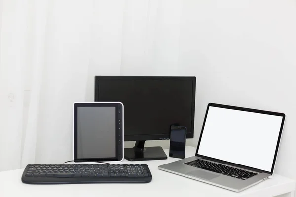 Bilgisayarı Dijital Tablet Beyaz Akıllı Telefonla Tahta Masadaki Tek Ekran — Stok fotoğraf