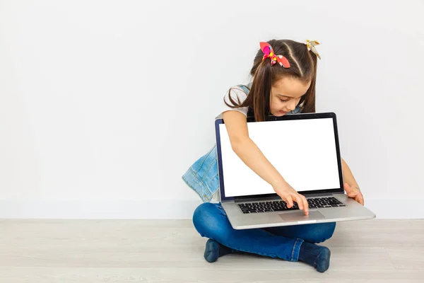 Cute Dziewczynka Jest Siedział Podłodze Jej Laptopa Okularach Białym Tle — Zdjęcie stockowe