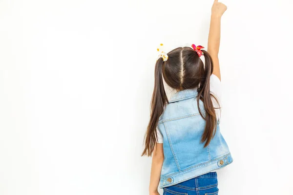 Bambina Mostrando Qualcosa Sopra Lei Vista Posteriore Sfondo Bianco — Foto Stock