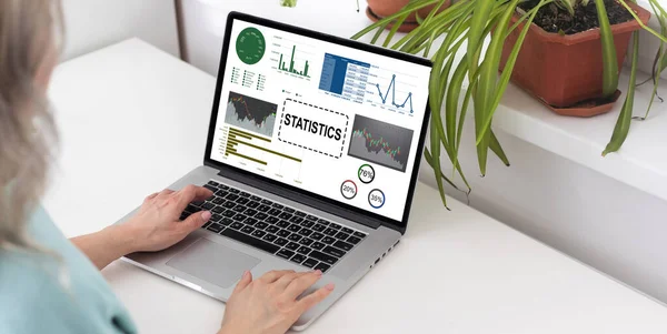 Analytikerin Ihrem Schreibtisch Arbeitet Einem Laptop Mit Statistiken Grafiken Und — Stockfoto