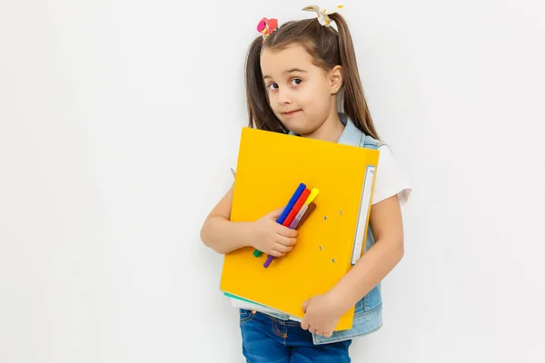 背着书包背包和书籍微笑在教育和回学校概念快乐甜美的小女生孤立在白色背景上 — 图库照片