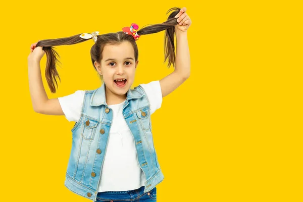 Menina Feliz Cinco Anos Idade Alegria Brilhante Sobre Fundo Amarelo — Fotografia de Stock