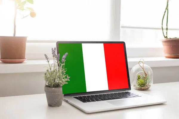 Ноутбук Learn Italian Екрані Теорія Освіти Вивчає Італійську Мовну Школу — стокове фото